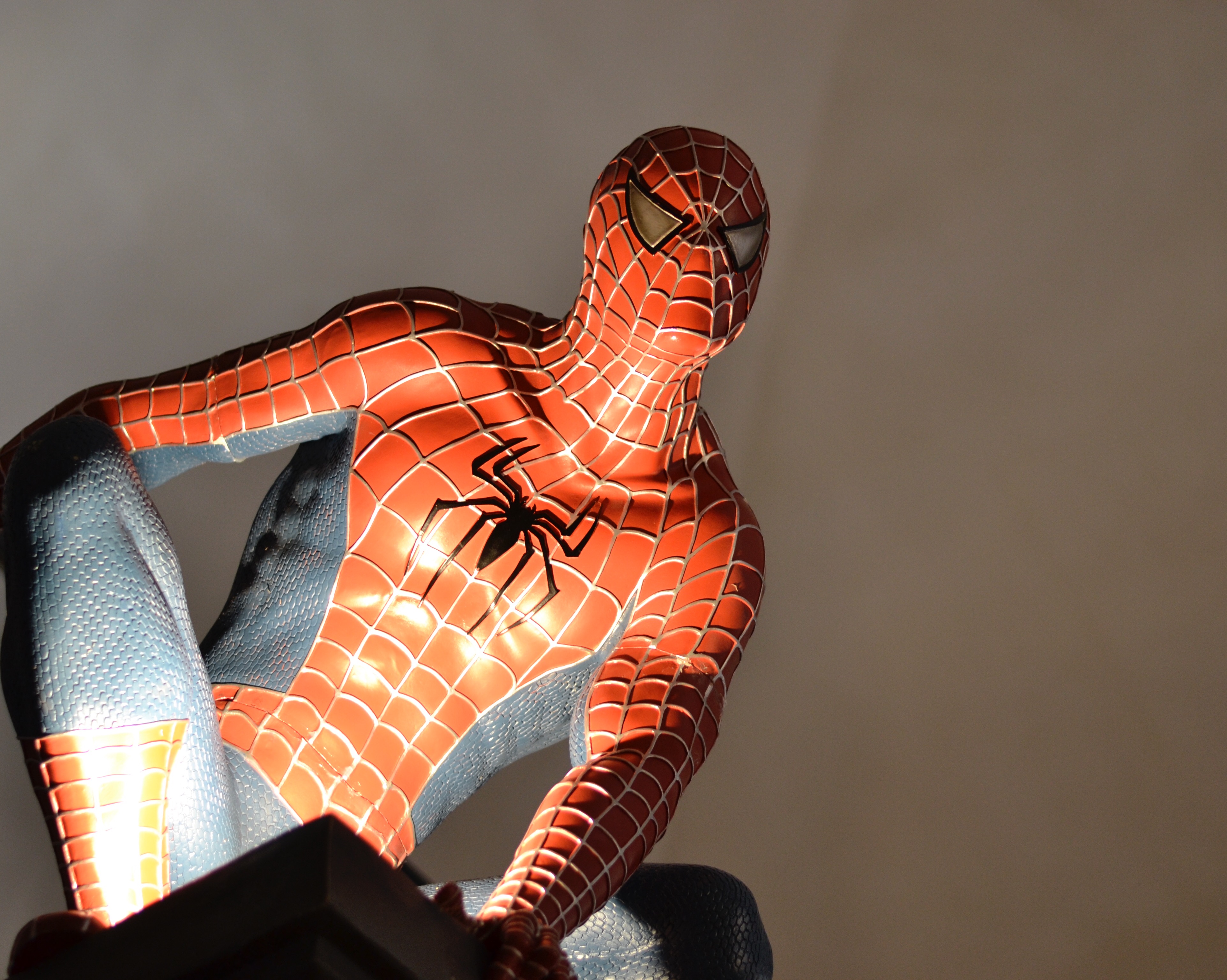 statua spiderman