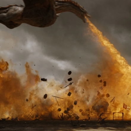 Daenerys cavalca Drogon in battaglia