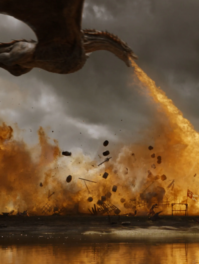 Daenerys cavalca Drogon in battaglia