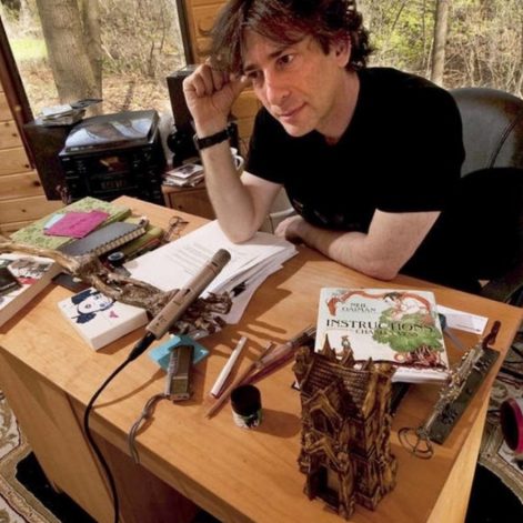 Neil Gaiman nel suo studio
