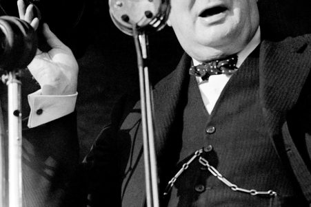 Winston Churchill durante un discorso pubblico.