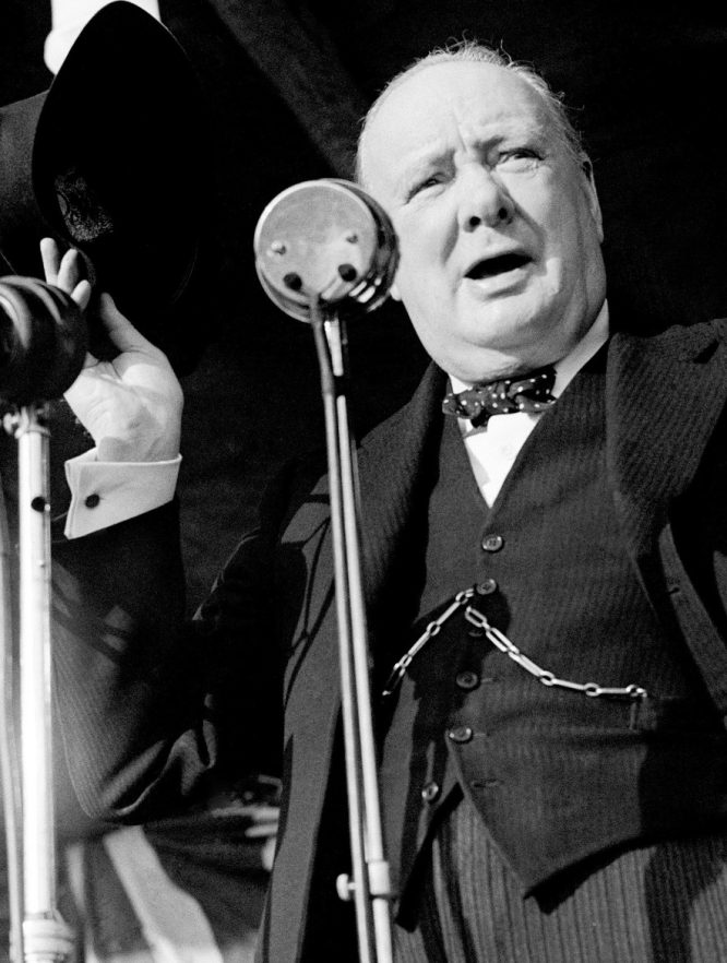 Winston Churchill durante un discorso pubblico.