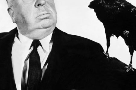 Alfred Hitchcock in una foto promozionale per Gli Uccelli