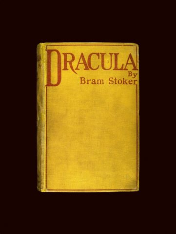 Copertina della prima edizione di Dracula di Bram Stoker del 1922.